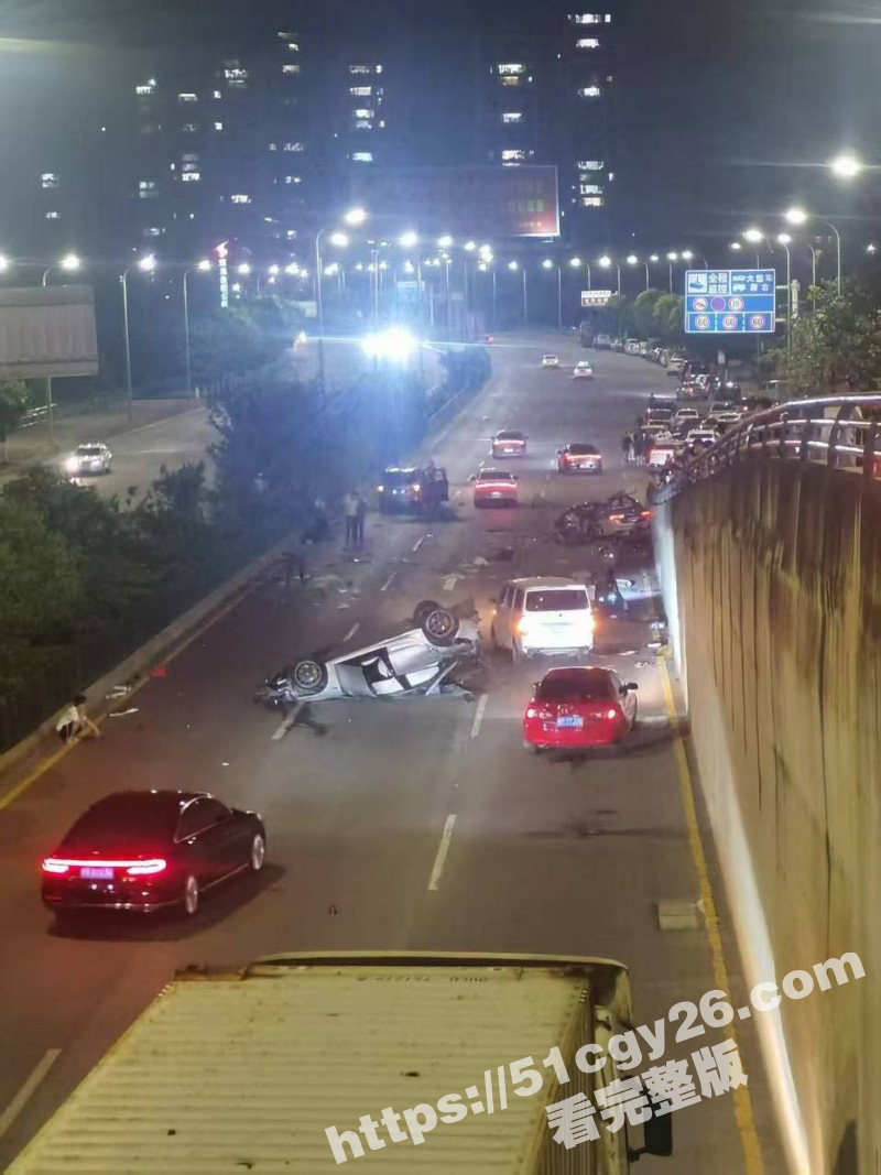 贵阳龙水路小米su7飙车将出租车司机爆头06