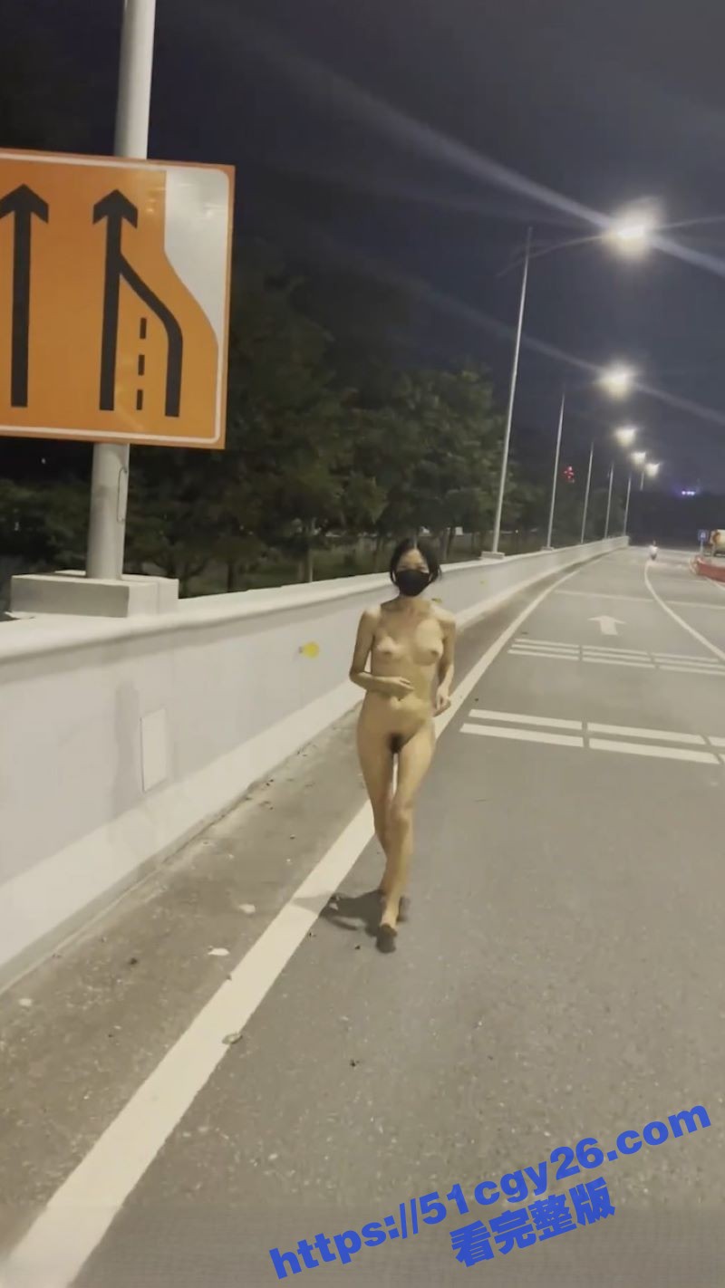 反差熟女 CikaiMoon 全裸马路露出 主动勾引外卖小哥 看的小哥目瞪口呆 久久不愿离去！