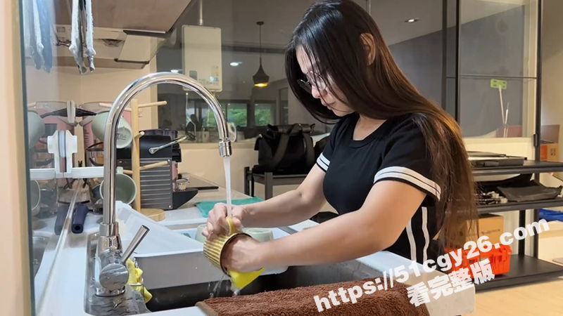 绿帽老公用自己老婆身体抵债 恶霸高神技操的老婆欲罢不能 最后竟欲求不满3P才解决性瘾！