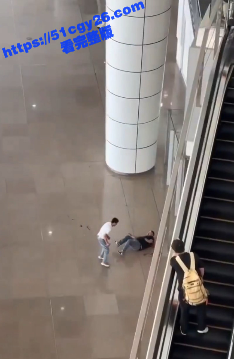 广州南站男子持刀伤人被多人齐力制服06