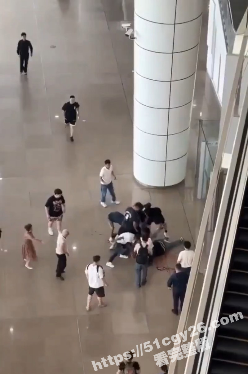 广州南站男子持刀伤人被多人齐力制服05