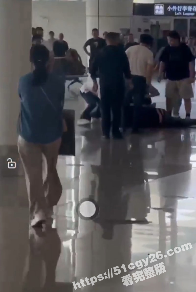 广州南站男子持刀伤人被多人齐力制服03