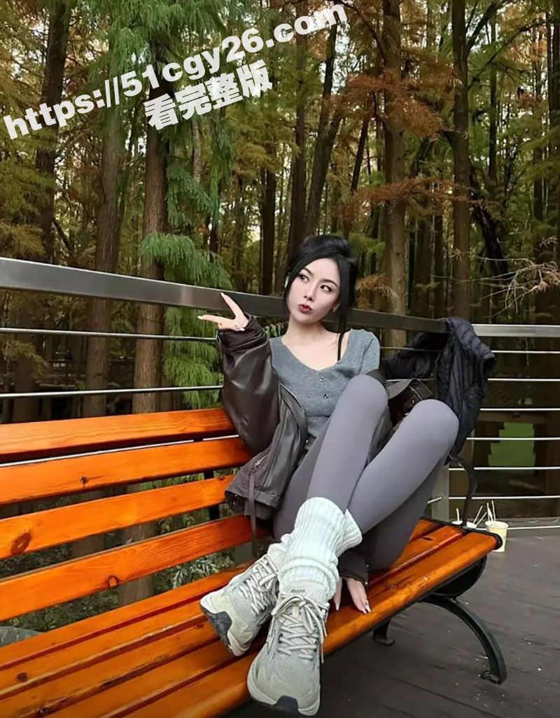 杭州美甲店老板娘 柳曼婷 穿瑜伽裤跑步被金主操控跳蛋调教 越跑下面淫水越泛滥 最后扶墙抽搐！