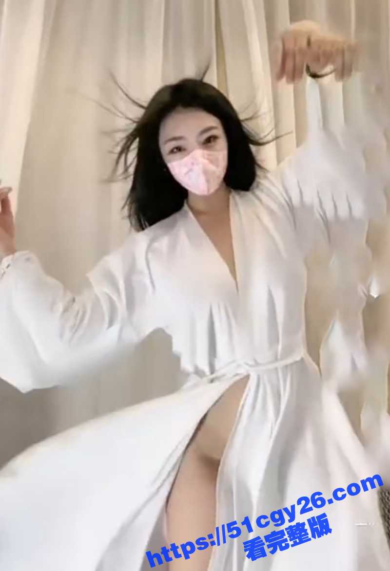 绝色美女主播 在国外平台跳国风裸舞捞金 故意露出极品美乳与多毛小穴！