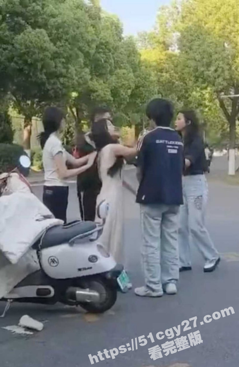 滁州某学院渣男出轨被女友大庭广众下扇耳光05