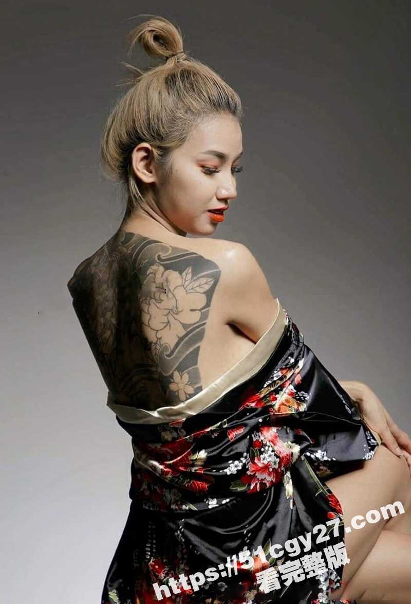 泰国极品尤物 omsomswing 福利合集 满背女神与老外无套4P 双洞齐开掐住脖子打桩爆操！