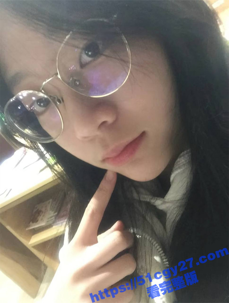 反差眼镜学生妹自慰私拍 3