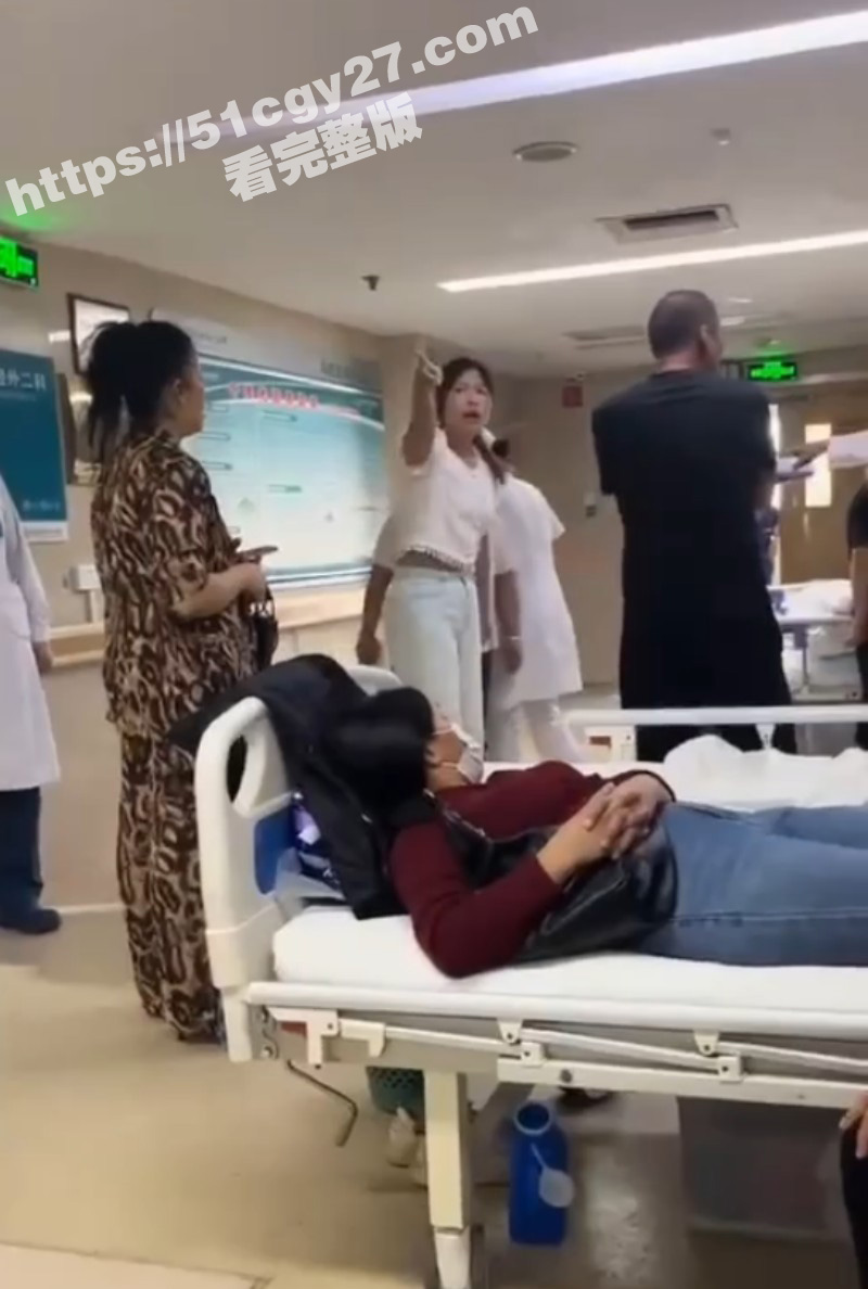河南驻马店中医院 男子疑似出轨带小三打胎 不料遭原配抓奸 多视角现场视频流出