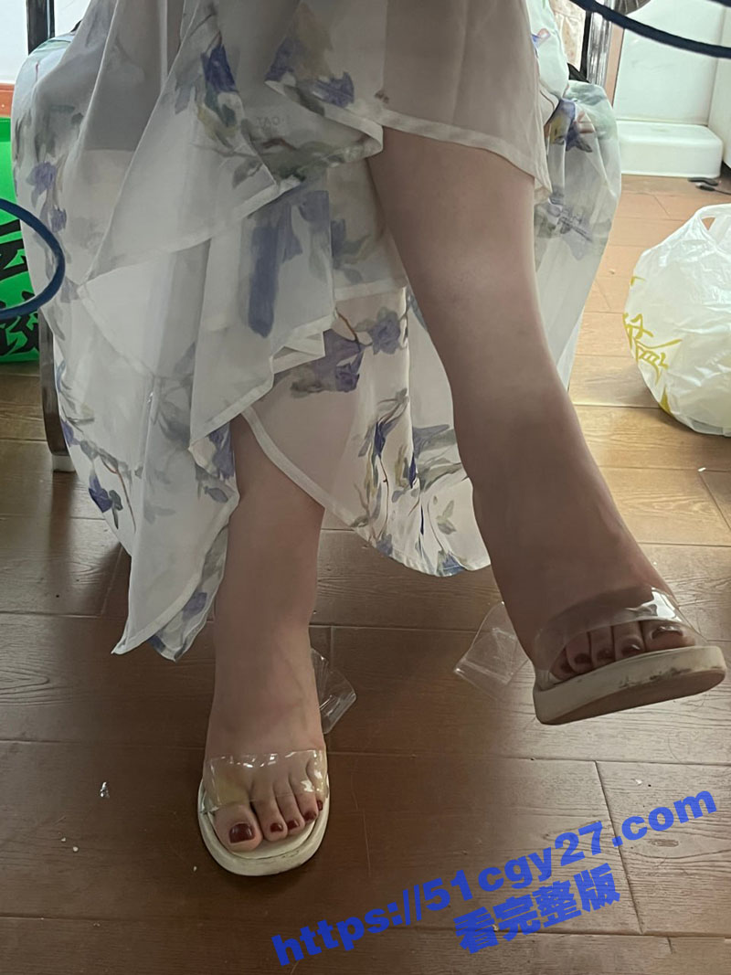 偷拍女同事裙底私拍1