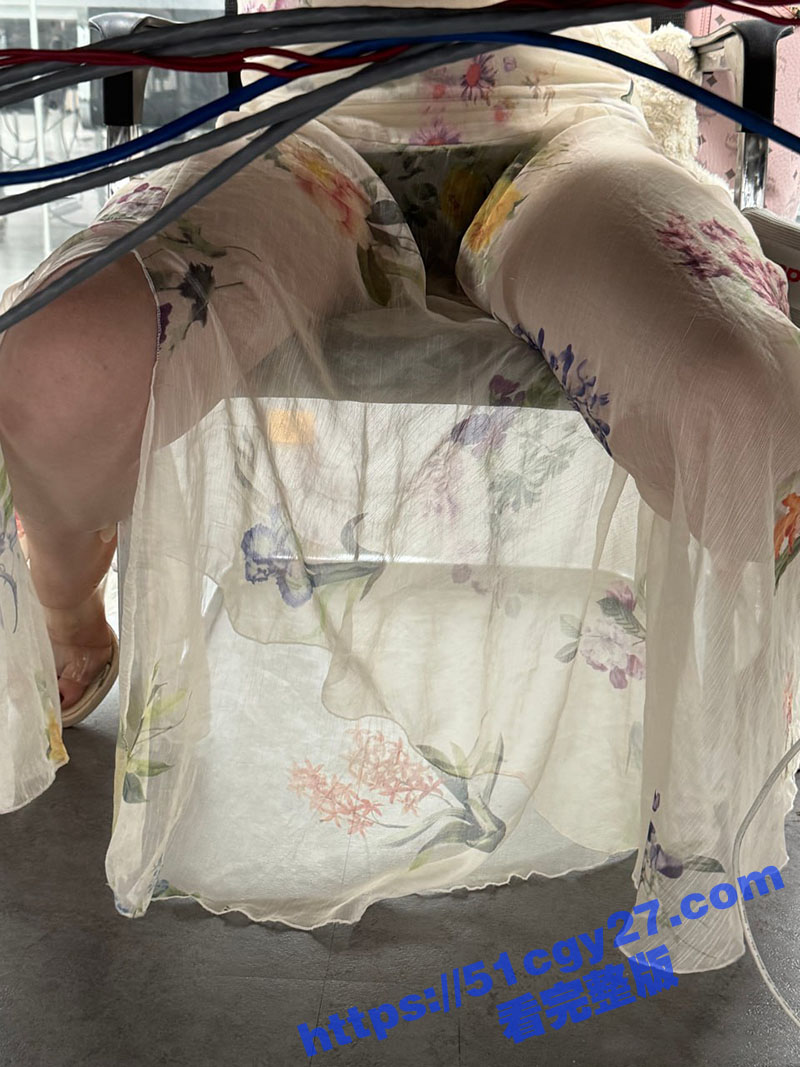 偷拍女同事裙底私拍5