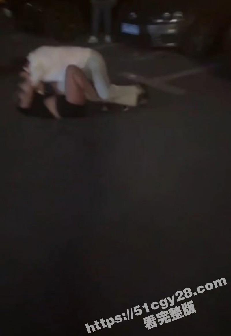 吉林长春精神小妹午夜冒雨打架06