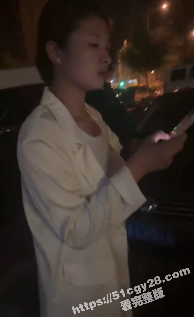 吉林长春精神小妹午夜冒雨打架03