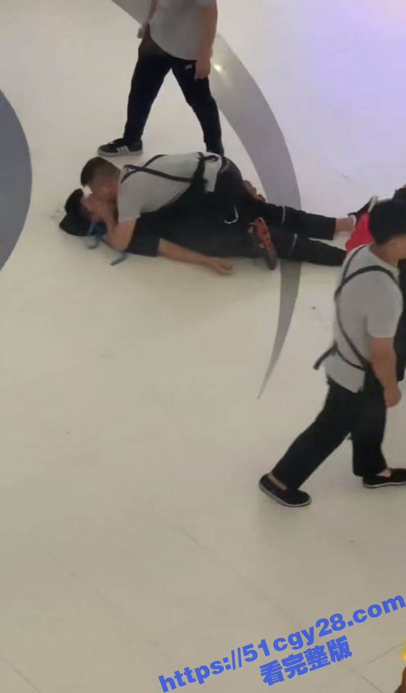 成都万达商场男同接吻 2