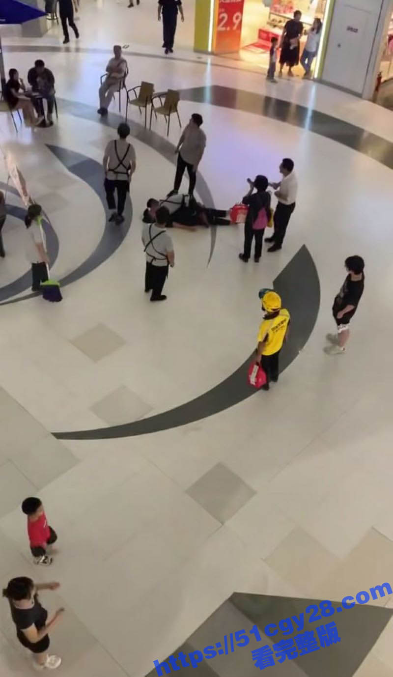 成都万达商场男同接吻 3