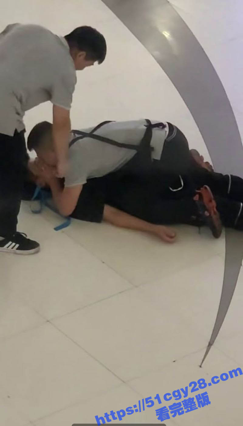 成都万达商场男同接吻 4