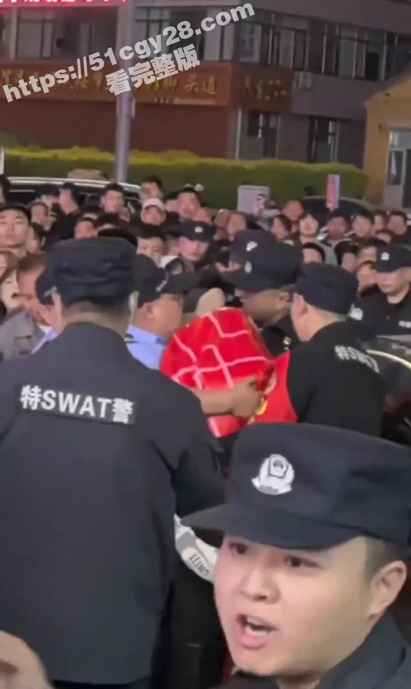 唐山迁安南市场领导与小三车震被原配抓包浪费大量警力保护小三撤离（4）