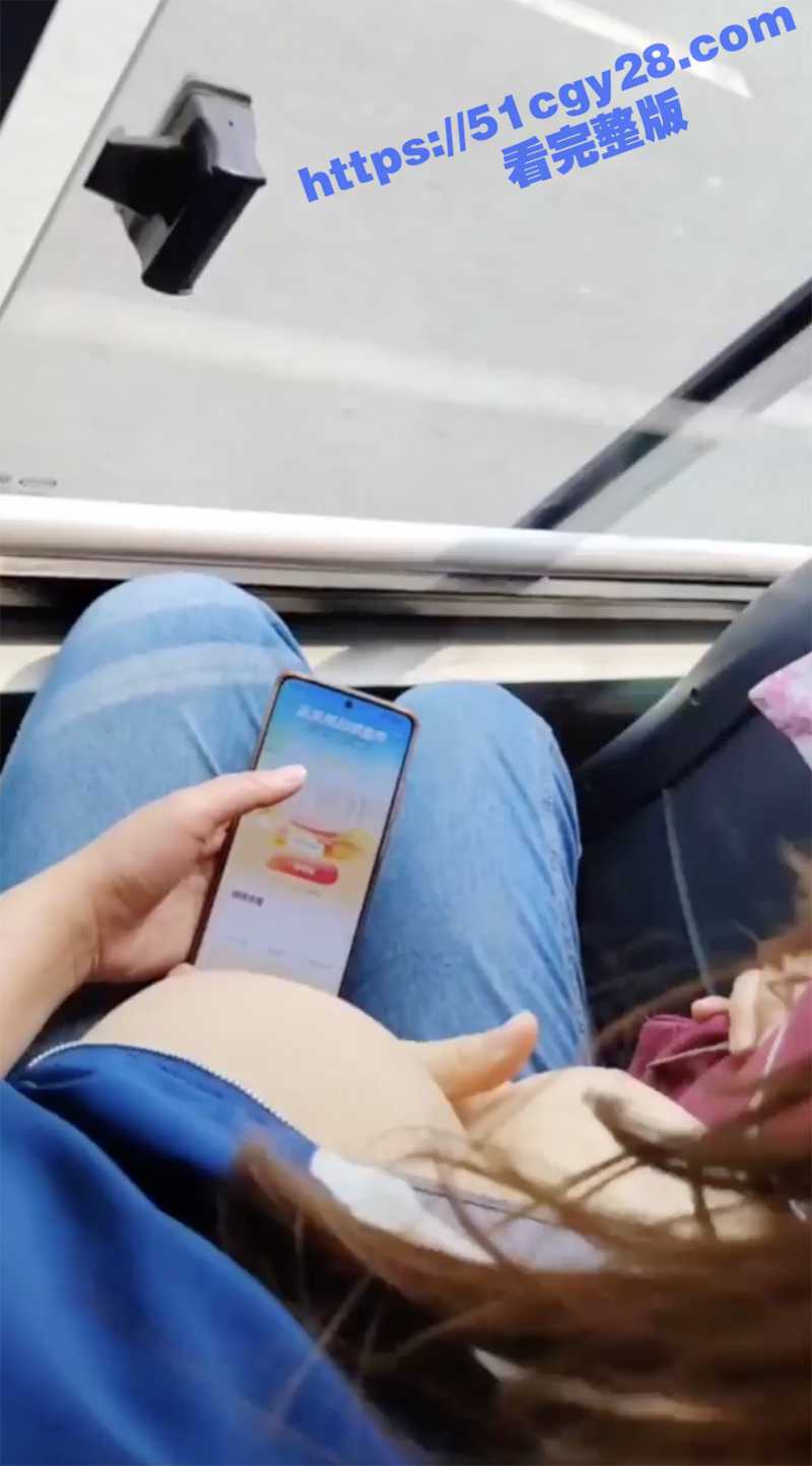 公交车上露出对着窗户给外面路人看（3）