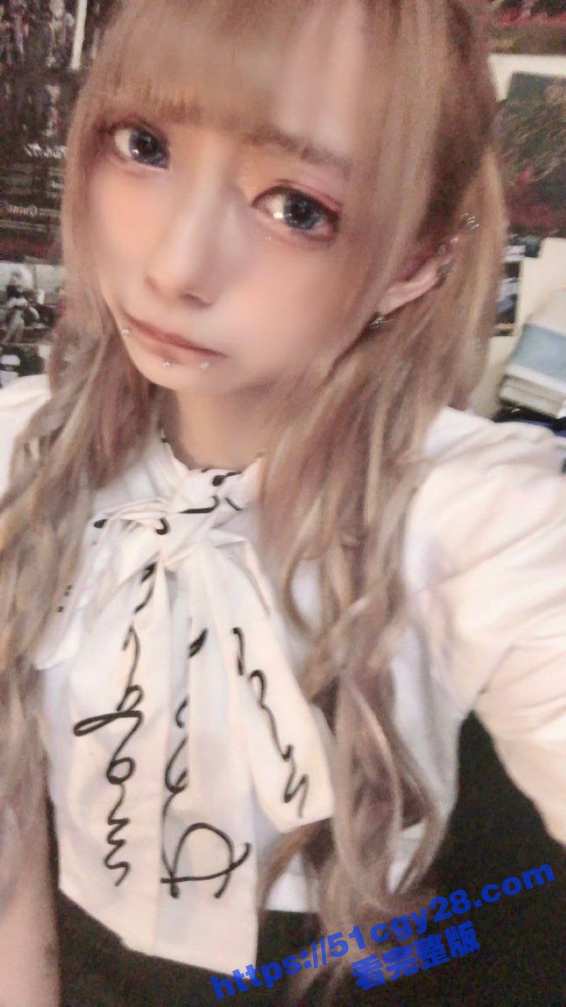 广州漫展后约炮大眼女coser 嗓音甜腻骚劲十足 打桩爆操内射 白虎骚穴淫水四溢！