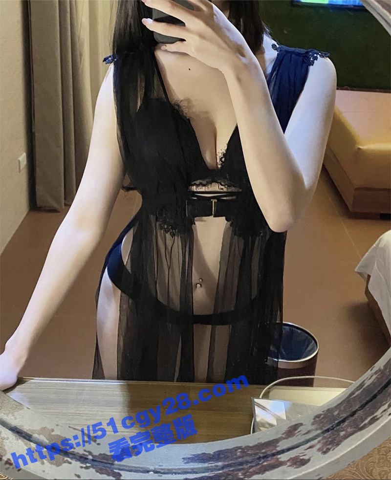 爱健身的皮肤白皙正点台妹玩3P5