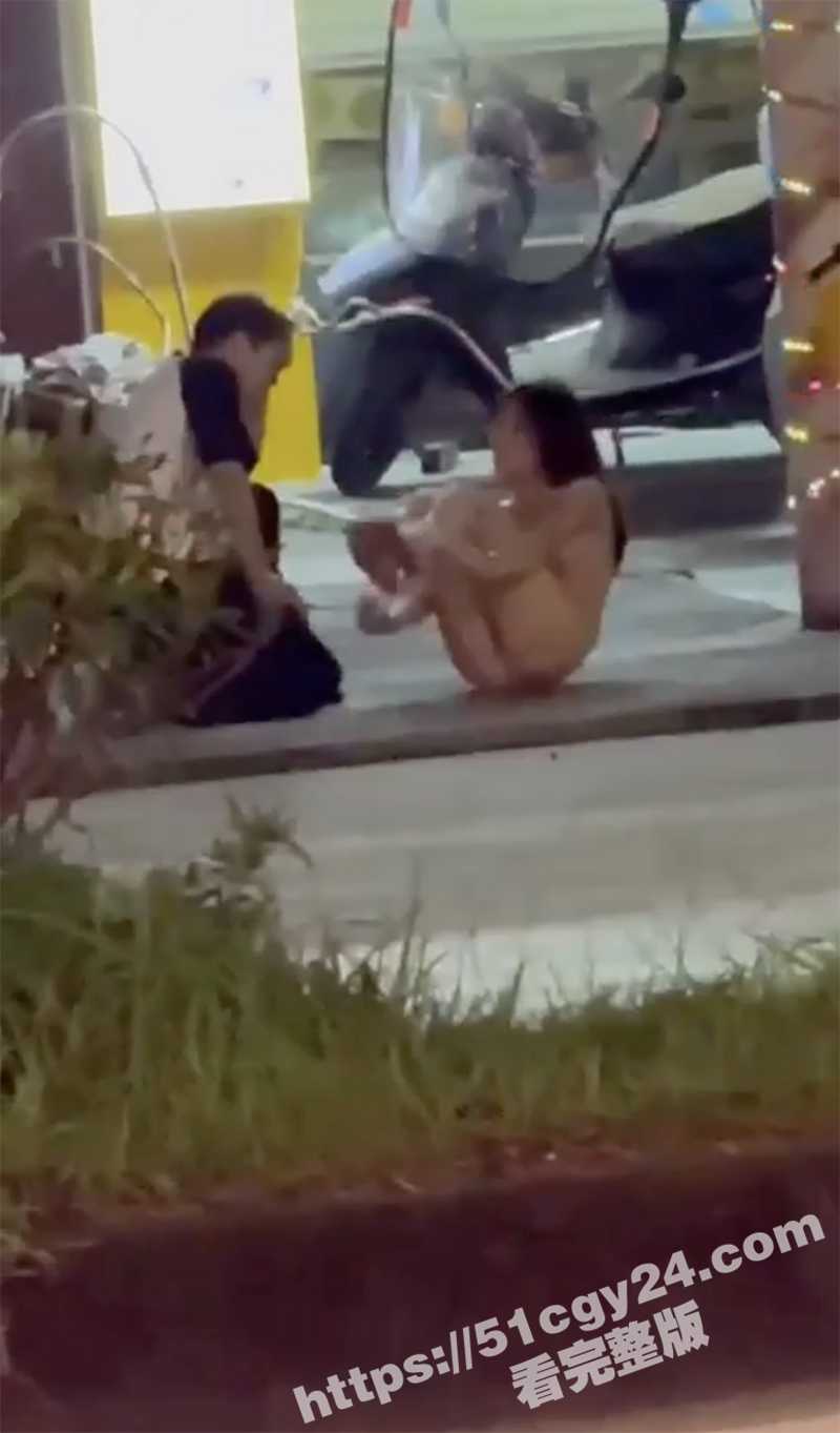 成都小仙女与男友吵架 当街开始脱衣服 吓的男友各种道歉 最后全裸游街 逼毛都清晰可见 惊呆一众路人！