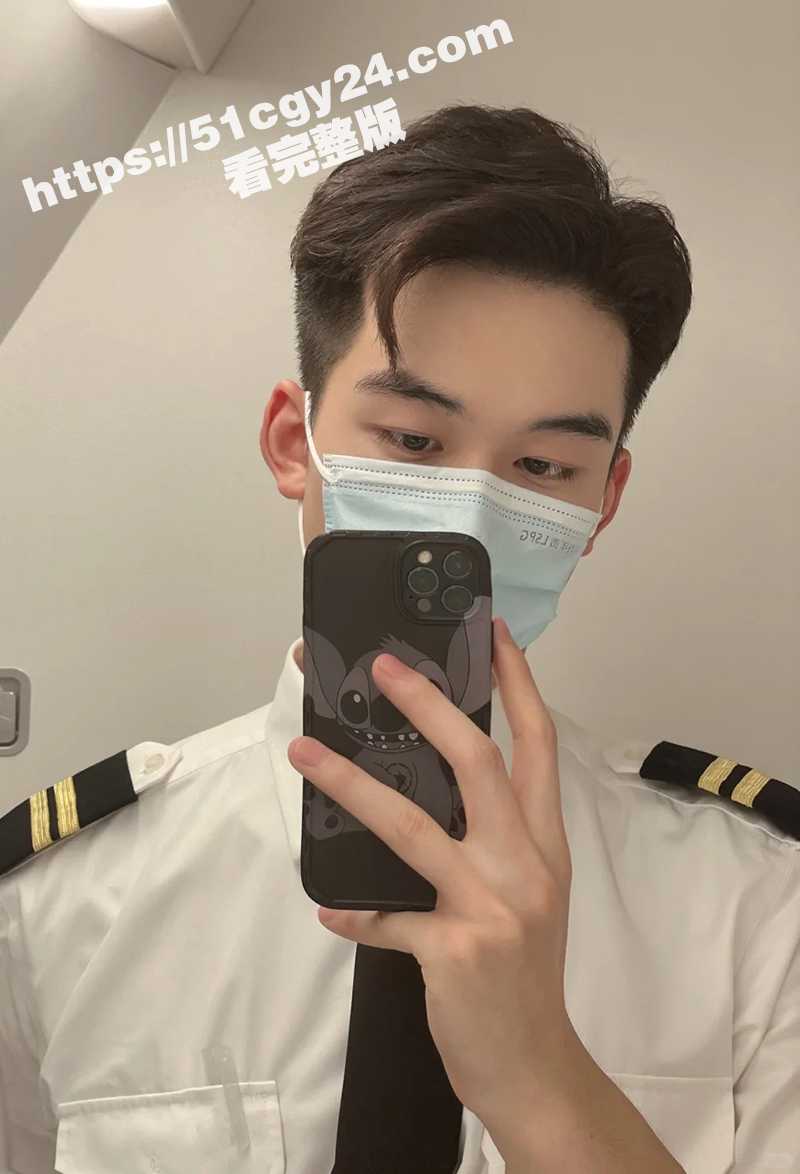 国内某航空公司空姐空少性爱视频流出 肌肉猛男酷爱舔逼 绝色尤物花式榨精 抱起打桩操了两分钟！