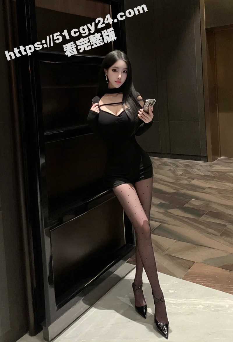 绝美气质女神约炮视频被疯传 酒店3P群交淫叫销魂 穿开档情趣内衣被后入狂操 尺度炸裂！