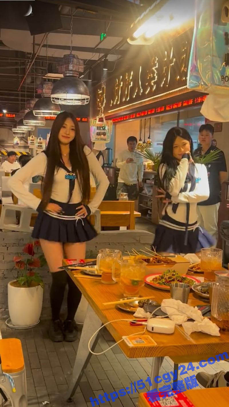 路边烧烤店小姐姐热舞火爆出圈 超短裙下美腿白皙勾魂 扭动间尽显性感风情 表情管理满分！