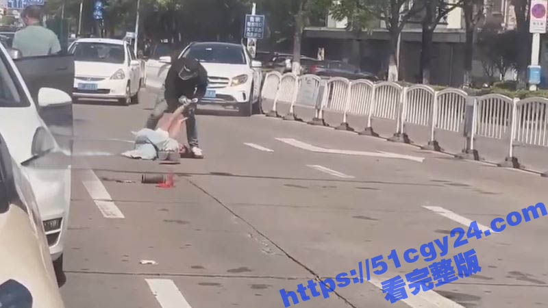 海宁突发惊悚事件！一女子马路中间被割头肠子流出 血腥现场恐怖至极 现场完整版视频曝光！