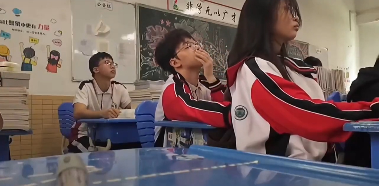 江门一中高三情侣课堂偷摸奶子！