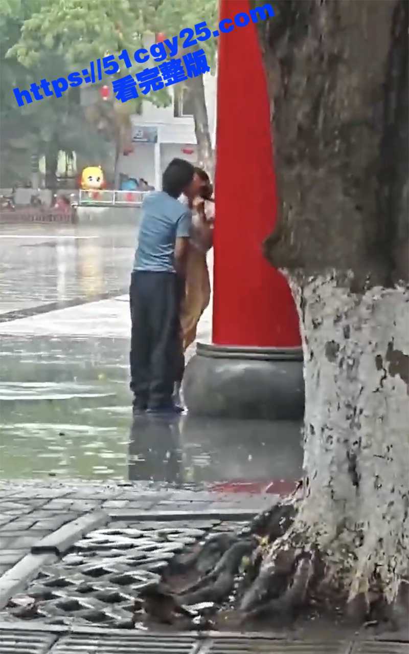 海南五指山三月三广场 情侣雨中激情热吻 性欲高涨时竟蹲下埋头舔逼 最后被帽子叔叔们领走制裁咯！