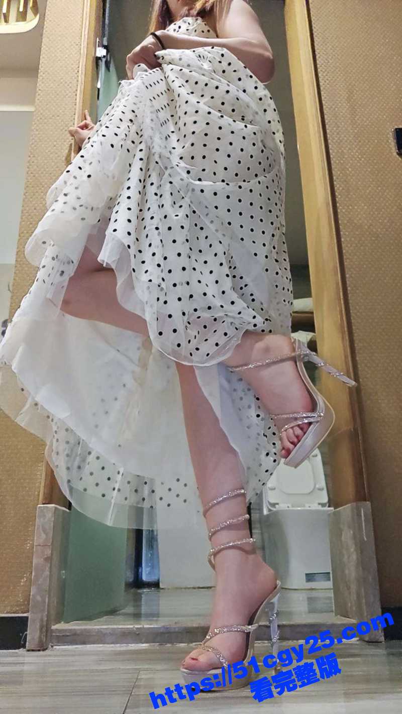 51原创狂情哥哥 带妹妹出门游玩抵达酒店后 妹妹逼痒难耐主动给哥哥足交口交 后入爆操精液射满肥臀！