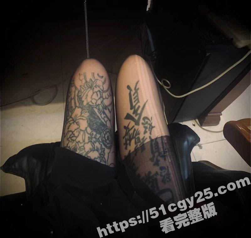 巨乳纹身精神小妹 被SM调教视频流出 肥臀写满淫语骚话 被蒙眼后入猛干 娇喘不止！