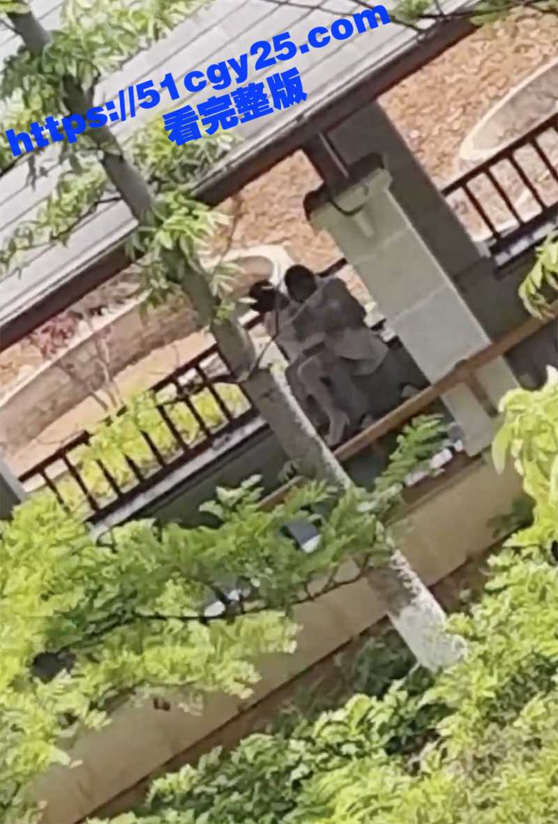云南丘北县 小情侣户外公园 激情检查身体 视频遭全网疯传 小伙掀起裙子对女友下体展开3分钟的学术研究！