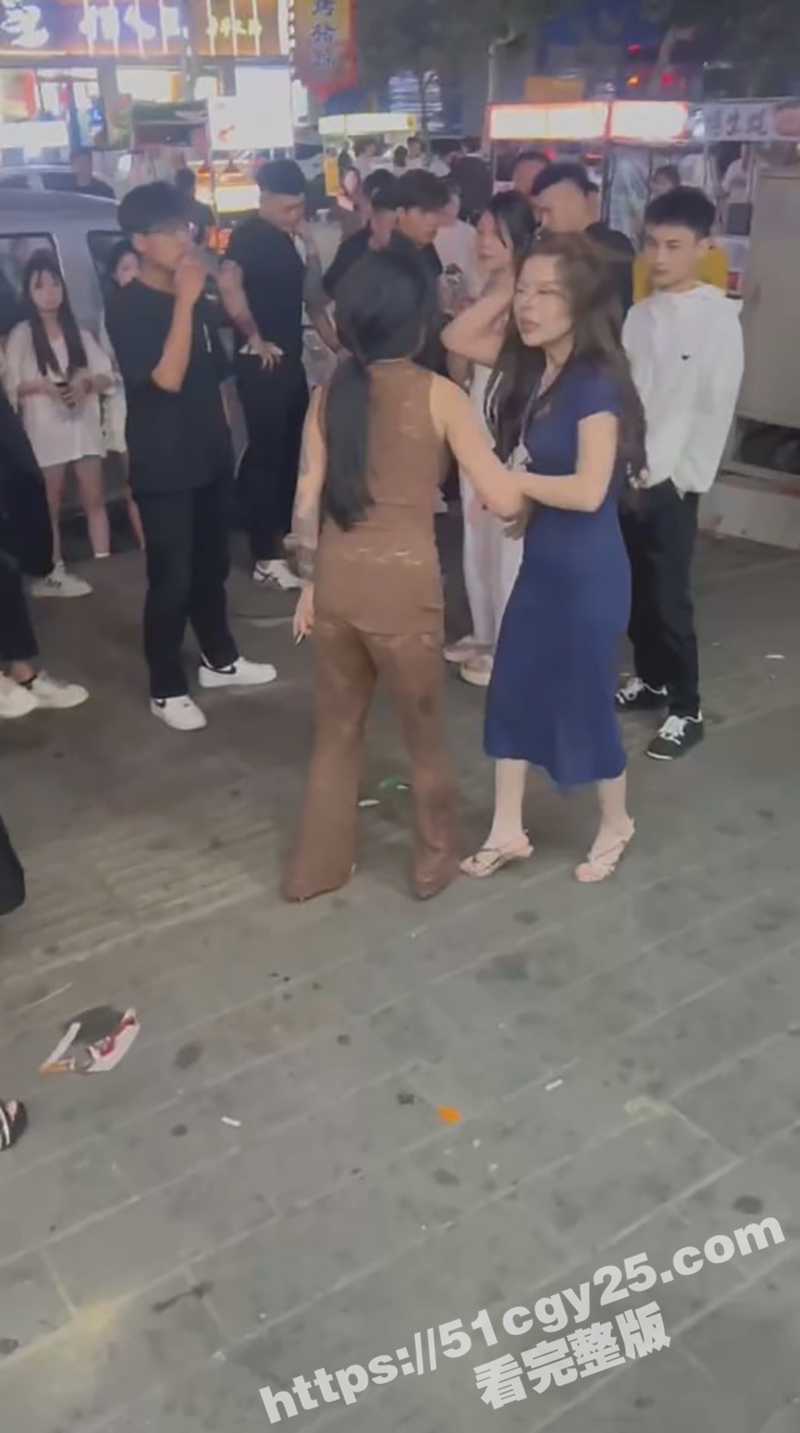 喜闻乐见的精神小妹干架现场 扯头发拽胸罩扒裤衩 各种手法都用上了 场面一片混乱！