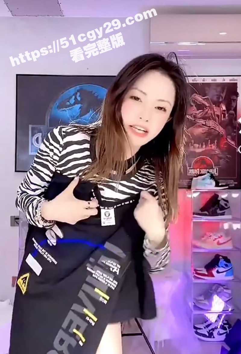 抖音网红一只霸王兽双视角直播视频 8 拷贝