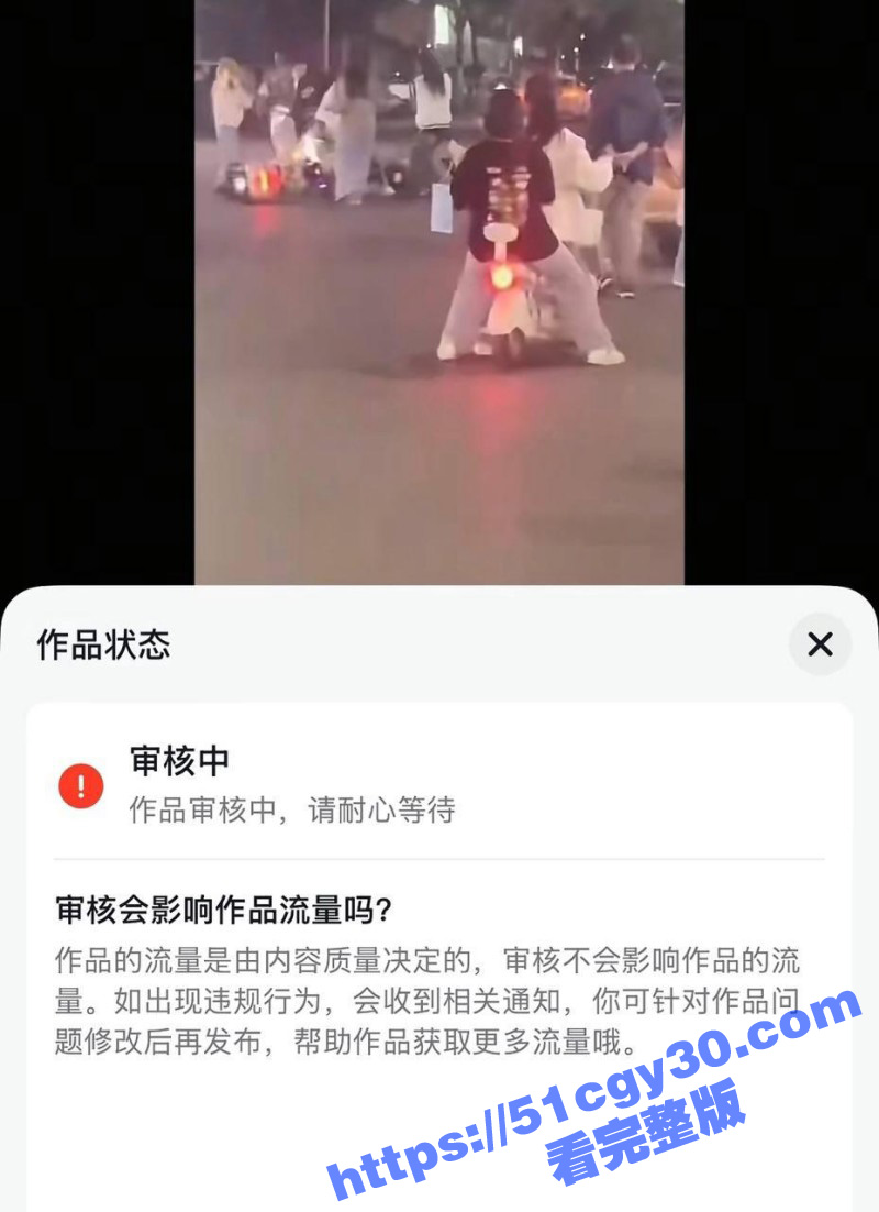 安徽怀远精神小妹闹市街头持刀互砍03