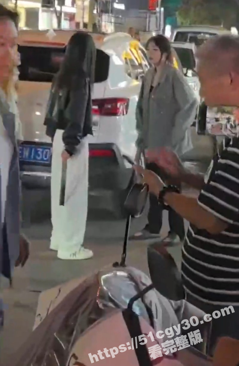 安徽怀远精神小妹闹市街头持刀互砍04