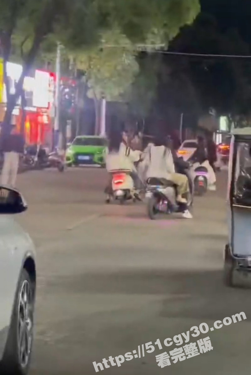 安徽怀远精神小妹闹市街头持刀互砍06