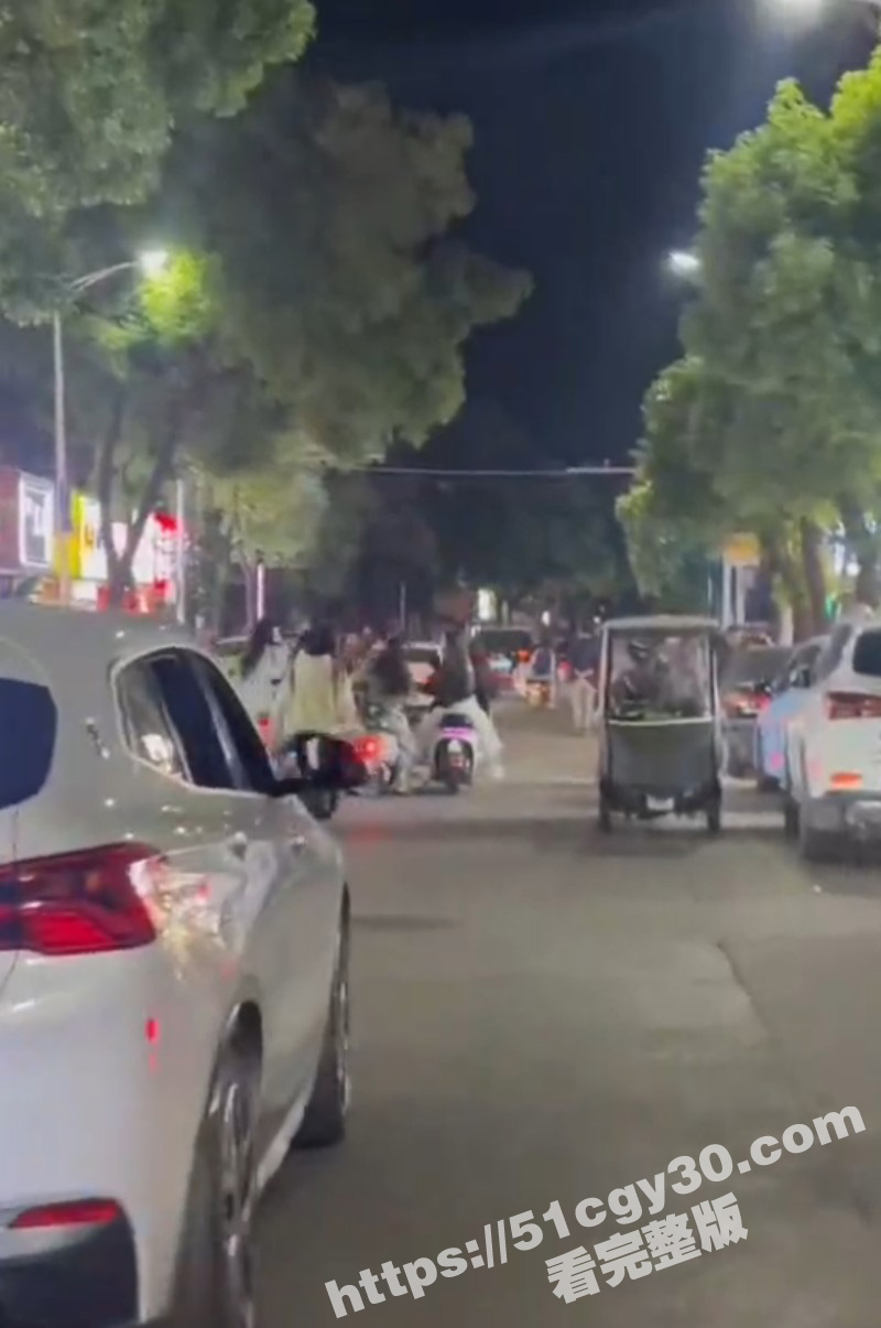 安徽怀远精神小妹闹市街头持刀互砍05