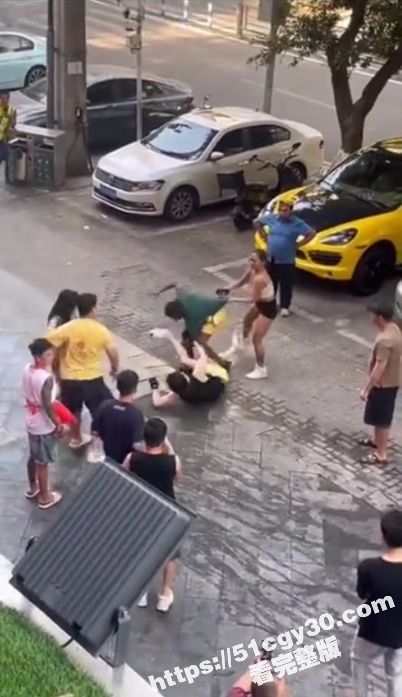 两名黑人街头挑衅被暴揍04