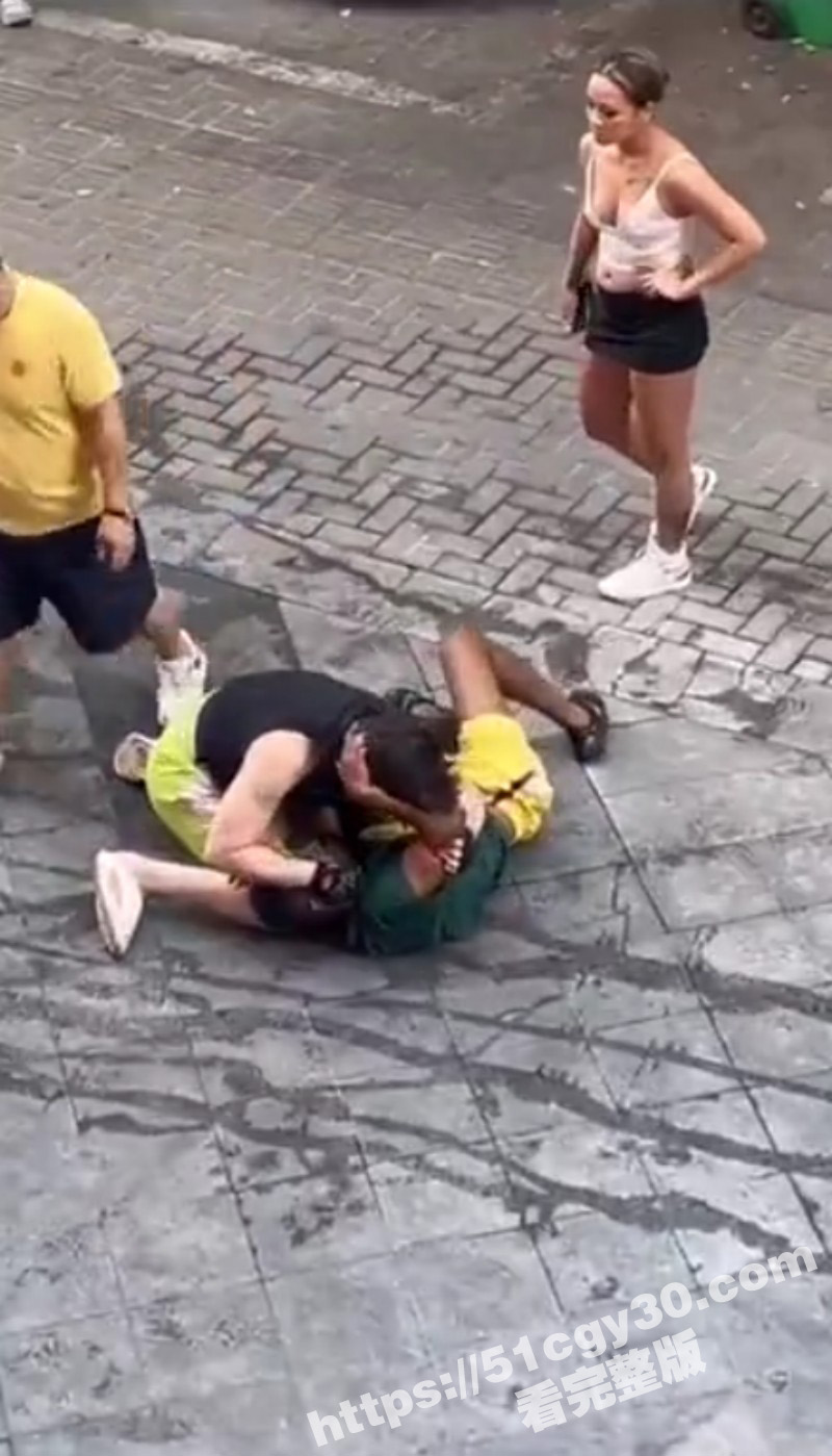 两名黑人街头挑衅被暴揍05