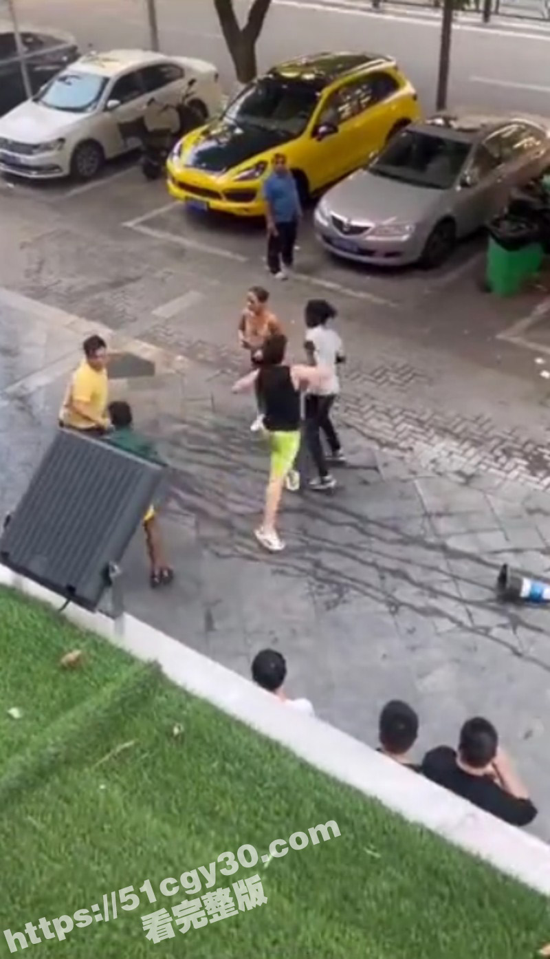 两名黑人街头挑衅被暴揍03