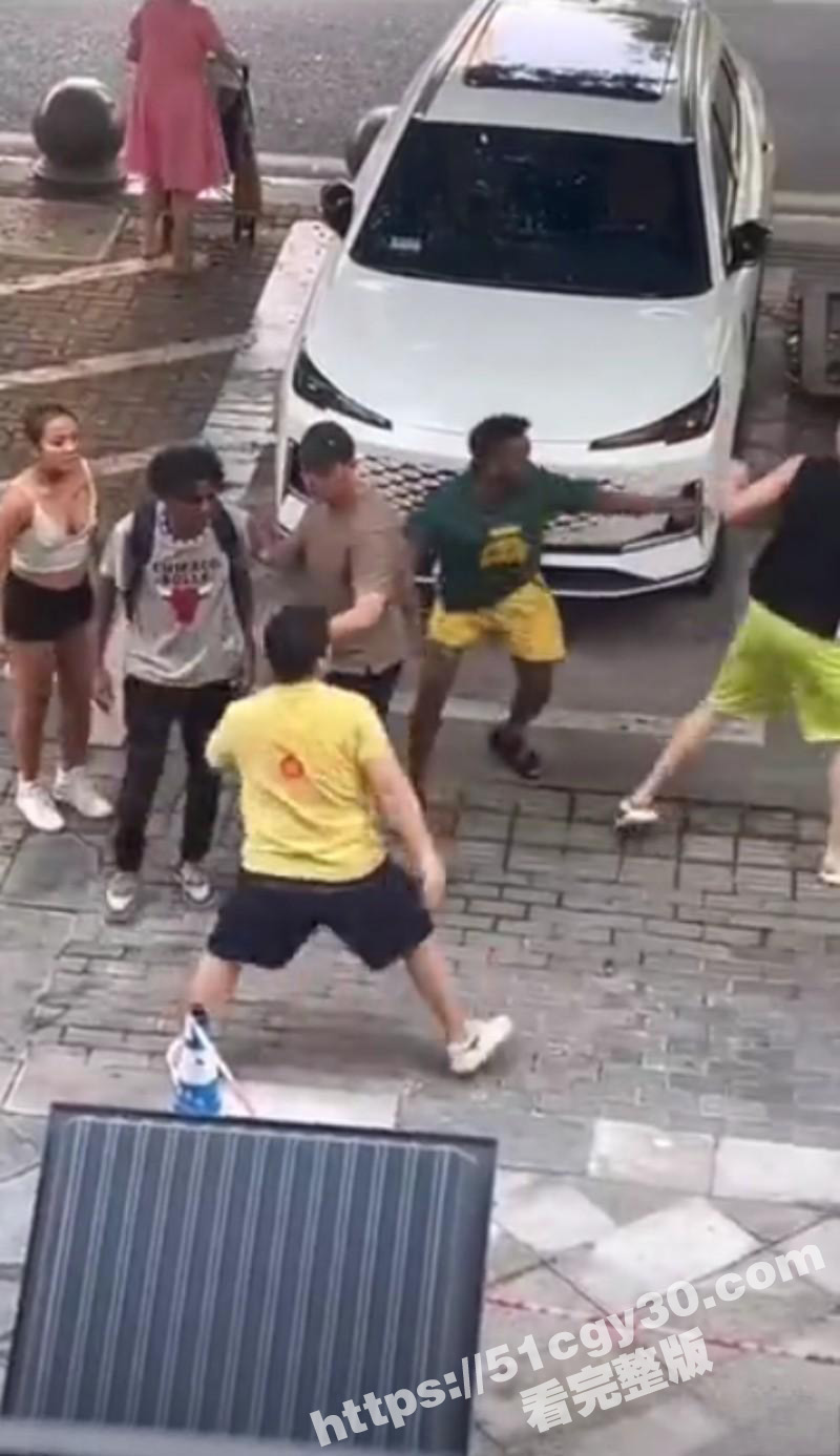 两嚣张黑人在国内街头公然挑衅 被黄衣小哥1V2暴揍 周围好兄弟竟只看戏无动于衷！