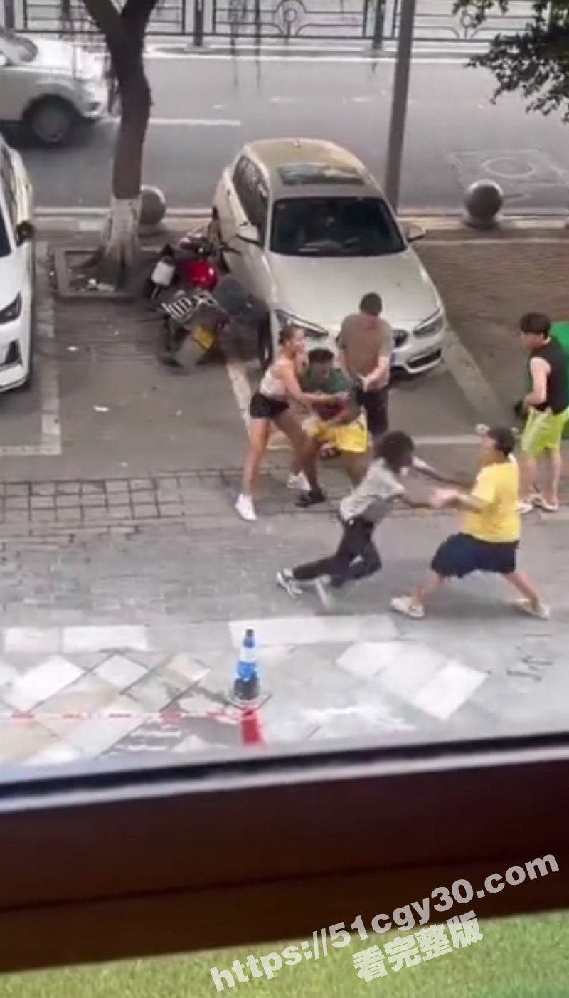 两名黑人街头挑衅被暴揍02