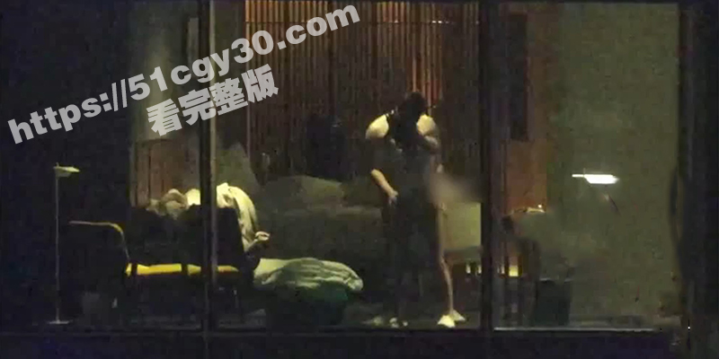 五星级酒店偷拍情侣做爱 长腿美女被按在窗前大力抽插 男友手机记录性爱视频 怎知对面楼瓜友也在记录！