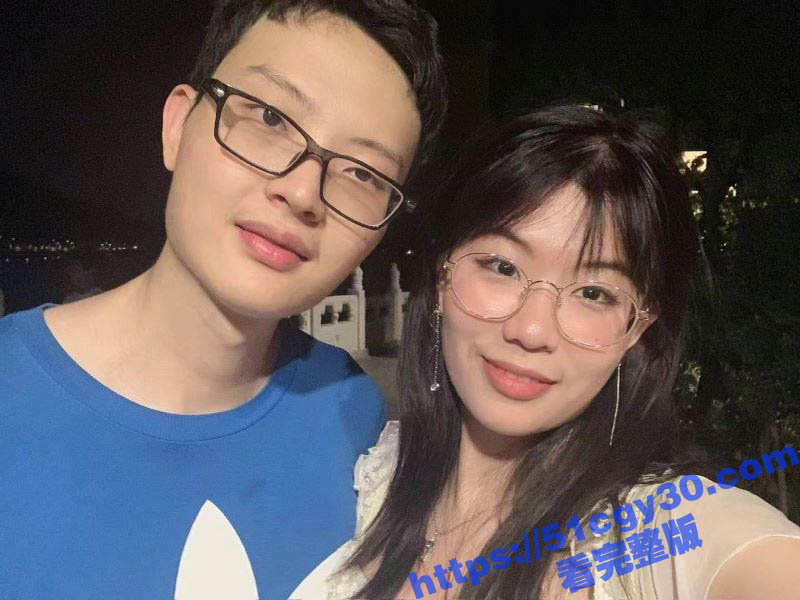 天津眼镜婊留学生 不雅私拍被绿帽男友曝光 日常露奶掰逼 尺度之大令人咋舌！