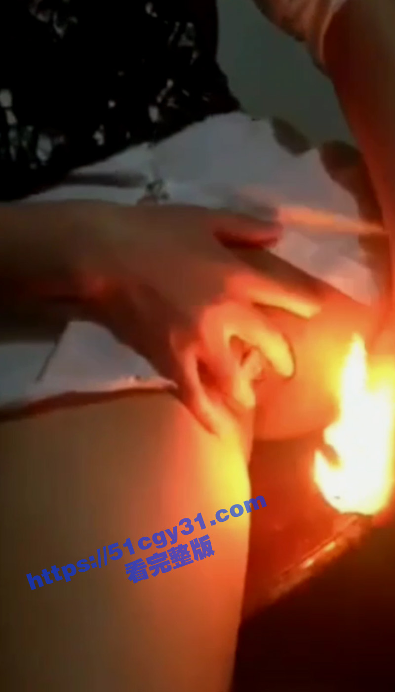 论熟女骚逼的猎奇花样整活 用逼灭灯 吹气球 抽烟都不在话下 不管是吹还是吸！