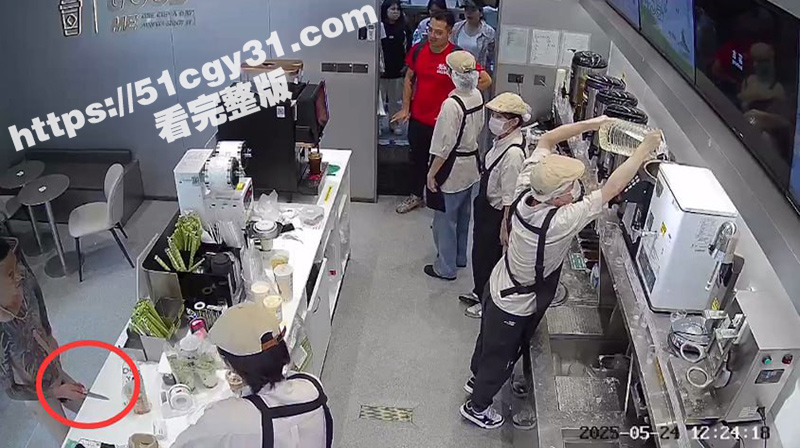 裸男持刀进入奶茶店 店员机智应对将其制服！古茗品牌方通报 无人员受伤 已奖励店员！