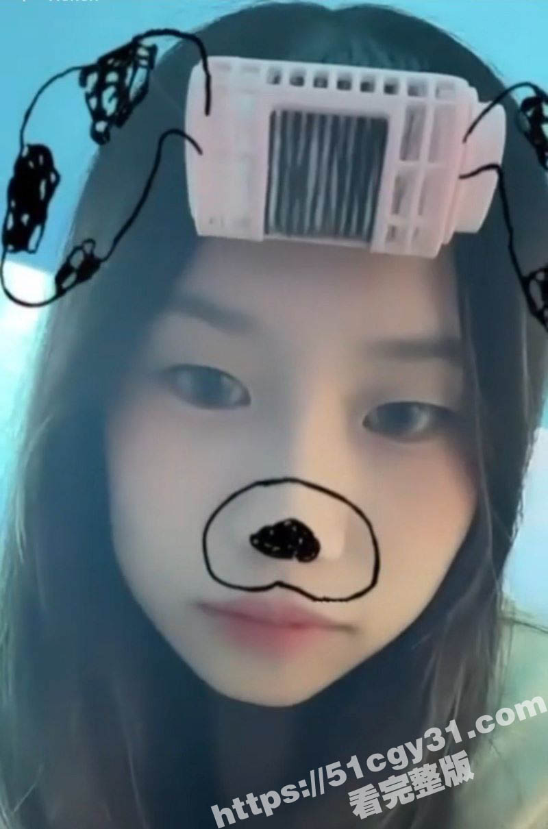 大学生眼镜妹 慧雯 全裸自慰视频泄密 嫩白如雪的酮体张开M腿 手指不断抽插粉穴 骚态毕露！