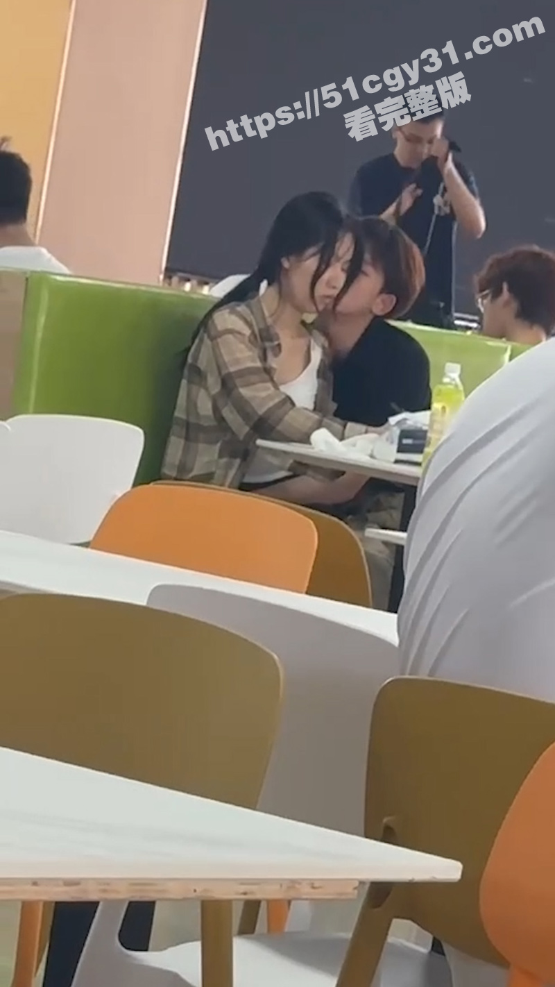 吉林建筑大学材料学院情侣食堂打飞机瓜（4）